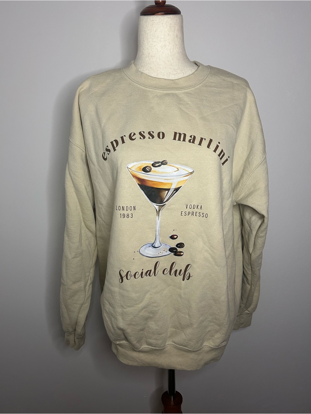 THE VAULTY Espresso Martini Graphic Cream Long Sleeve Crewneck Sweatshirt